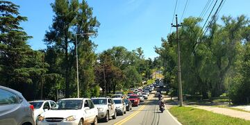 Constante ingreso de vehículos a Carlos Paz, este sábado de "finde" extra largo de carnaval. (Foto: VíaCarlosPaz).
