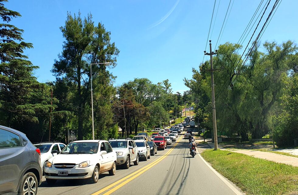 Carlos Paz: constante ingreso de vehículos en este “finde” extra largo