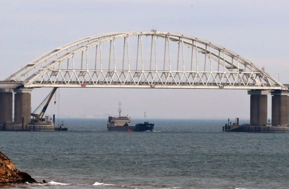 Video: explotó un camión con siete tanques de combustible y destruyó el puente que une Crimea con Rusia