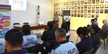 La jornada de actualización para personal policial abordó temas como grooming, bullying y las competencias de la línea 102.