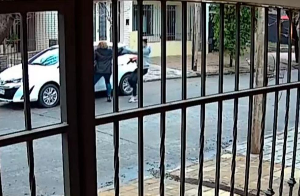 Córdoba de terror: estacionó, le apuntaron con un arma y se robaron el auto a plena luz del día