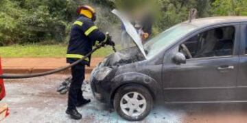 Sofocan principio de incendio en dos vehículos en Oberá.