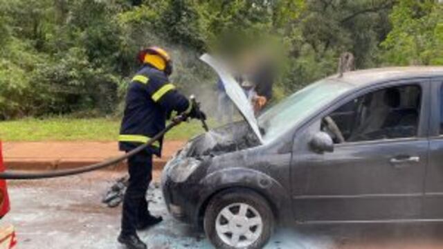 Sofocan principio de incendio en dos vehículos en Oberá.