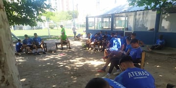 Previo a los partidos, el entrenador toma exámenes a sus jugadores.