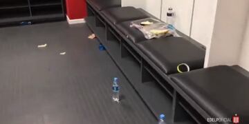 En el video se ven botellas tiradas, agua en el piso y cáscaras de fruta.
