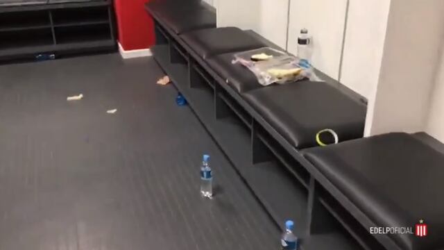 En el video se ven botellas tiradas, agua en el piso y cáscaras de fruta.