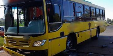 Accidente vial entre un colectivo y una motocicleta dejó un lesionado.