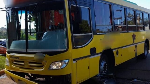 Accidente vial entre un colectivo y una motocicleta dejó un lesionado.