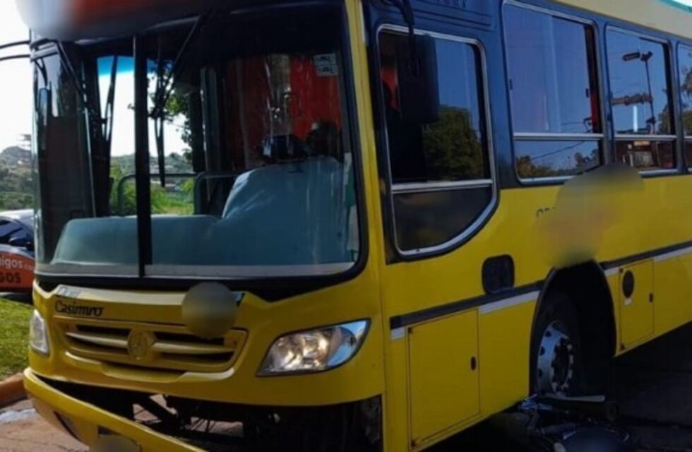 Accidente vial entre un colectivo y una motocicleta dejó un lesionado