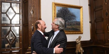 El presidente Alberto Fernández al recibir al gobernador formoseño Gildo Insfrán en Casa Rosada. Foto: Corresponsalía.