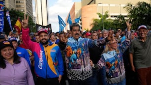 A la izquierda de su padre, Nicolás Maduro Guerra, el hijo biológico del expresidente. (AP Foto/Ariana Cubillos)
