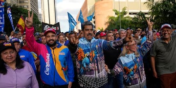 A la izquierda de su padre, Nicolás Maduro Guerra, el hijo biológico del expresidente. (AP Foto/Ariana Cubillos)