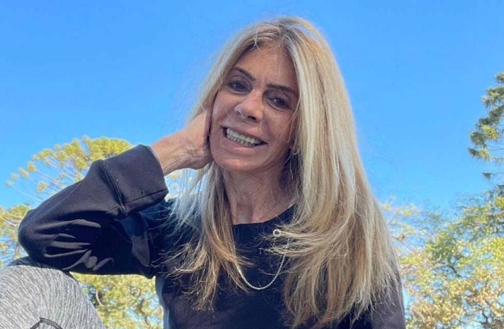 Silvia Pérez posó al natural desde la playa y en microbikini a los 67 años