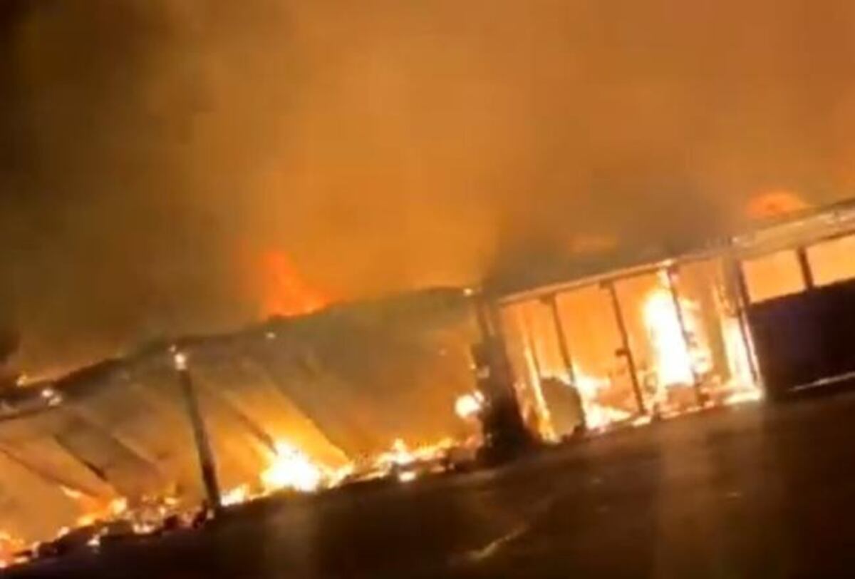 Autoridades apuntan a malas conexiones, sobrecarga de tensión y material combustible como factores que desencadenaron el siniestro.