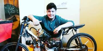 Santiago Herrera tiene 18 años, es de Salta e inventó una moto que funciona con agua salada.