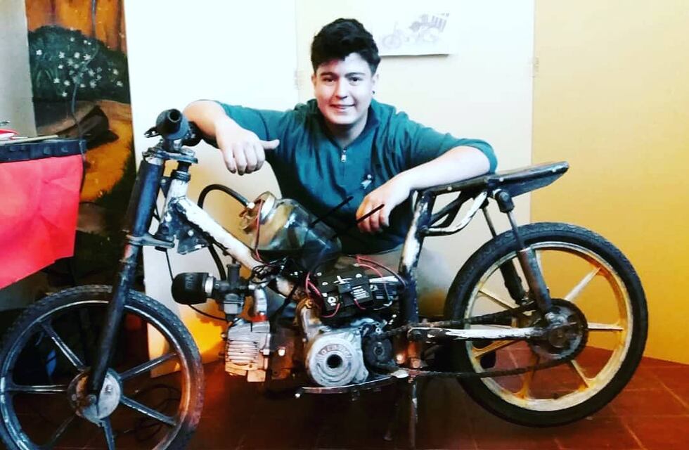 Tiene 18 años, es de Salta e inventó una moto que funciona con agua salada