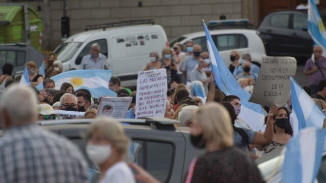 Protestas en Rosario contra el vacunatorio VIP