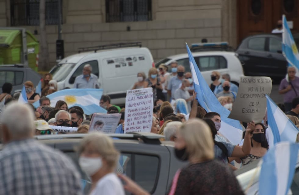 Un grupo de rosarinos protestó en el Monumento a la Bandera contra el vacunatorio VIP