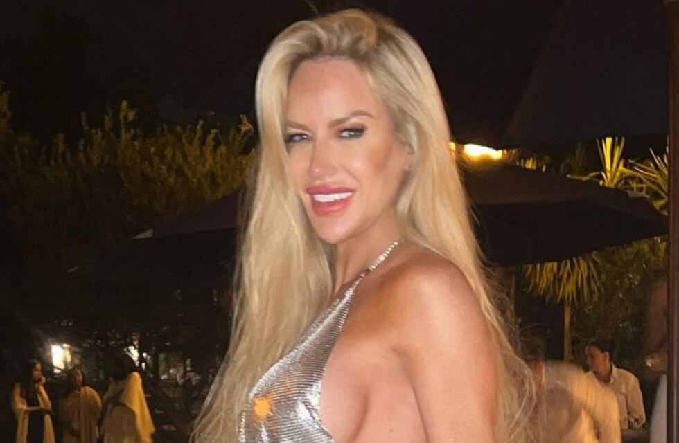 Luciana Salazar posó con un jugado conjunto celeste que causó sensación en Instagram