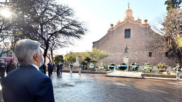 Continuando con el festejo del aniversario de nuestra ciudad, el intendente Martin Llaryora, acompañado de funcionarios provinciales y municipales, rindieron homenaje a Jerónimo Luis de Cabrera en la Plaza del Fundador. (Municipalidad de Córdoba)