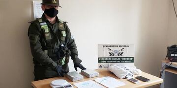 Los dos paquetes con cocaína que fueron incautados a dos mujeres que lo llevaban pegado al cuerpo y que venían en un omnibus desde Salta. Gentileza Gendarmería