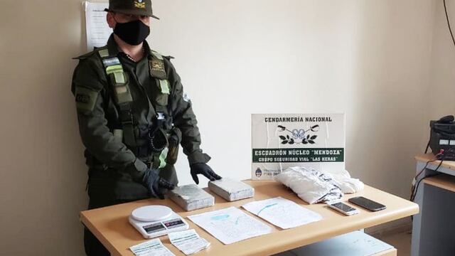 Los dos paquetes con cocaína que fueron incautados a dos mujeres que lo llevaban pegado al cuerpo y que venían en un omnibus desde Salta. Gentileza Gendarmería