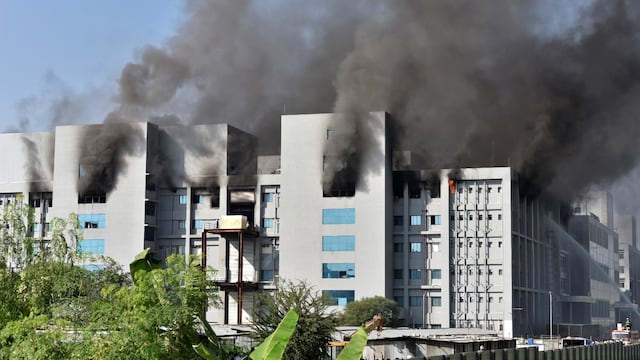 Incendio en el Serum Institute of India, mayor fabricante de vacunas del mundo.