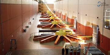 Salto Grande: a 38 años de la inauguración de la Represa Hidroeléctrica, la obra que marcó el destino de la región
 Luego de 18 años de continuos reclamos por el cumplimiento del convenio de 1946 a través de los movimientos sociales y otros nueve más de construcción, el 27 de mayo de 1983, tras poner en funcionamiento la última de las 14 turbinas hidrogeneradoras, quedó oficialmente inaugurada la Represa Hidroeléctrica de Salto Grande.
Un sueño, que encuentra su razón de ser en el propósito de llevar energía y desarrollo a una región y dos países, a partir del aprovechamiento de los rápidos del Río Uruguay, se impone entre las costas de Argentina y Uruguay, con una obra cuyos cimientos fueron levantados por los pueblos. 
A diferencia de otras, contiene, entre sus toneladas de hierro y hormigón, el espíritu de visionarios que proyectaron ideas para el beneficio de ambos países, y de hombres y mujeres que lucharon durante décadas para que los acuerdos que establecen el desarrollo de una región se conviertan en una realidad, concretada finalmente por el esfuerzo de trabajadores provenientes de todo el mundo.
 
“Se trata de una fecha histórica en la vida de la Región y ambos países. La inauguración de Salto Grande con la puesta en funcionamiento de la última turbina significó el comienzo del cumplimiento de una gran parte de aquellos principios del convenio de 1946 que señalan el por qué y para qué del organismo”, expresó el Presidente de la Delegación Argentina, Luis Benedetto, quien además agregó: “No es solo la culminación de una generadora de energía eléctrica, sino la materialización del esfuerzo y el empeño de quienes fueron visionarios y lucharon durante años para llevar desarrollo a las comunidades y sus habitantes”.
“Salto Grande es un patrimonio invaluable de la región, una obra ejemplar en el mundo por su historia, sus principios, su capacidad generadora y su función estratégica como motor de crecimiento para ambos países”, concluyó Benedetto.
En tanto, el Presidente de la Delegación de Uruguay, Carlos Albisu, señaló: “Hoy conmemoramos 38 años de lo que fue el resultado de muchos años de trabajo y compromiso por parte de los vecinos de la Región, que junto a la perseverancia de los pioneros, pensaron siempre en el desarrollo de los pueblos e hicieron posible que Salto Grande sea una realidad concreta”. Señaló además que “esta obra cuenta con la particularidad de haberse gestado en conjunto con trabajadores provenientes de todo el mundo. Corresponde honrar y agradecer a quienes días y noches, durante nueve años, llevaron a cabo una ardua labor”. 
“Salto Grande no solo abastece con energía a más de un millón de familias en Argentina y Uruguay, sino que cumple su compromiso inclaudicable de potenciar a ambos países a  través de las disposiciones naturales de la Región, y se gestó gracias a la fuerza de aquellos hombres y mujeres que se manifestaron para que sea una realidad y no solo un buen proyecto”, cerró Albisu.