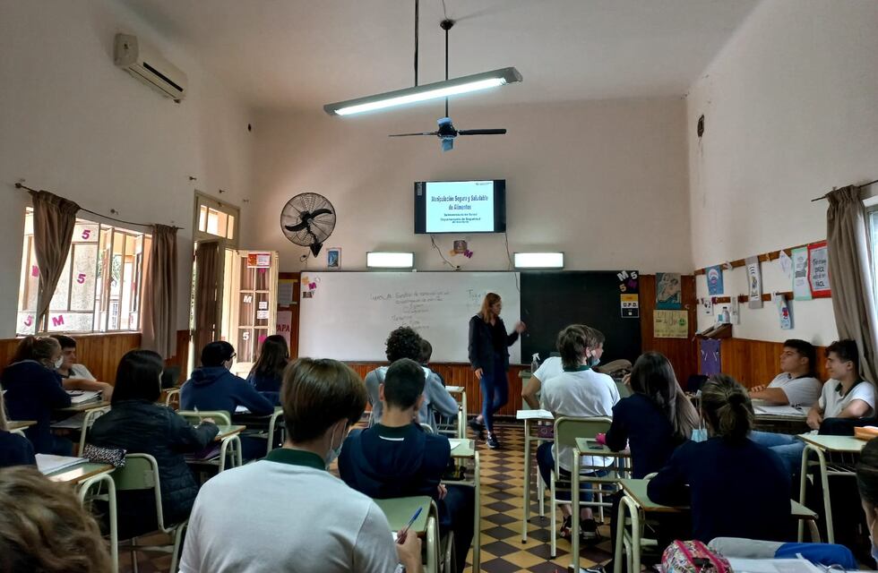 Capacitación a alumnos en la secundaria sobre alimentación