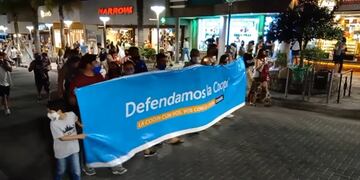 Trabajadores y representantes de la prestataria se movilizaron este sábado por las calles de Carlos Paz. (Foto: captura / video VillaNos Radio Carlos Paz).