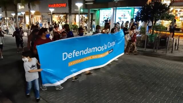 Trabajadores y representantes de la prestataria se movilizaron este sábado por las calles de Carlos Paz. (Foto: captura / video VillaNos Radio Carlos Paz).
