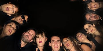 La obra “No somos nada (y otras maneras familiares de arruinar un velorio)” cuenta con 20 actores en escena.
