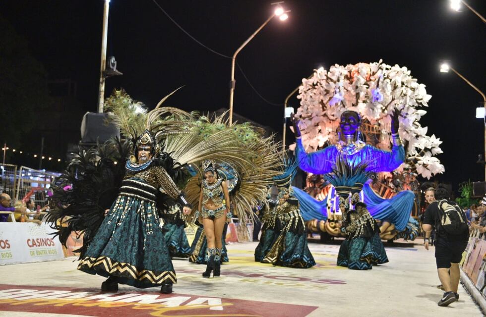 Comparsa Papelitos vuelve a desfilar este viernes para celebrar el triunfo