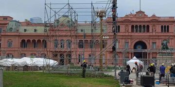 Preparativos del escenario en la Plaza de Mayo para el acto del 25 de mayo. Foto: Los Andes.