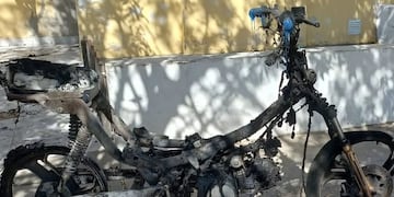 Incendio de Motocicleta en Arroyito