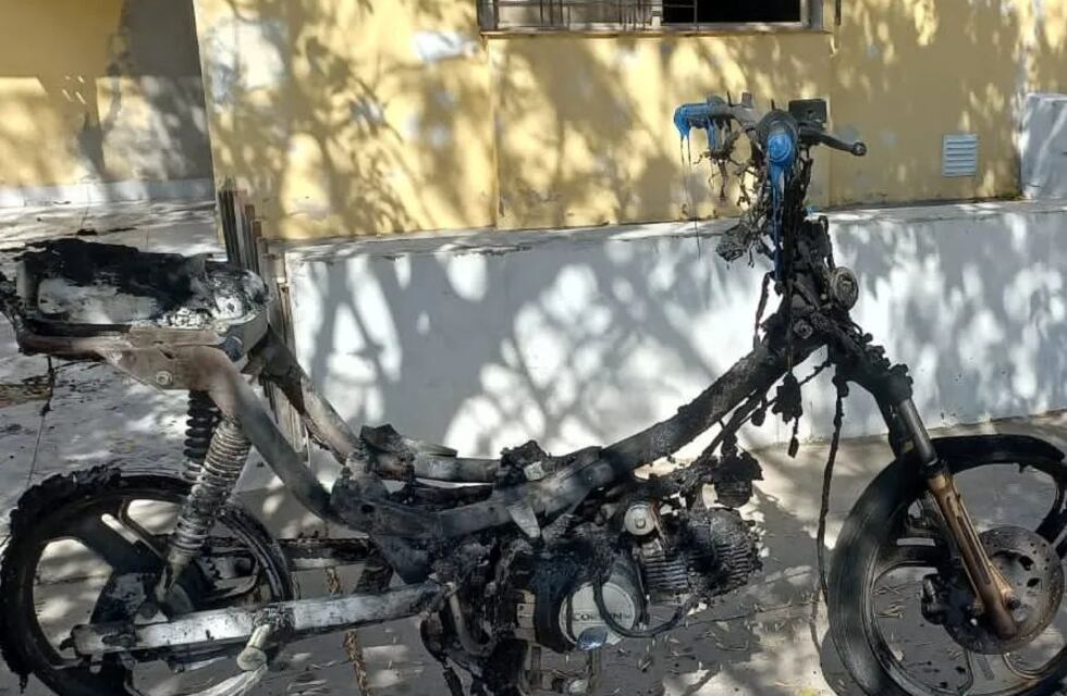 Arroyito: se incendió una motocicleta en el garaje de una vivienda