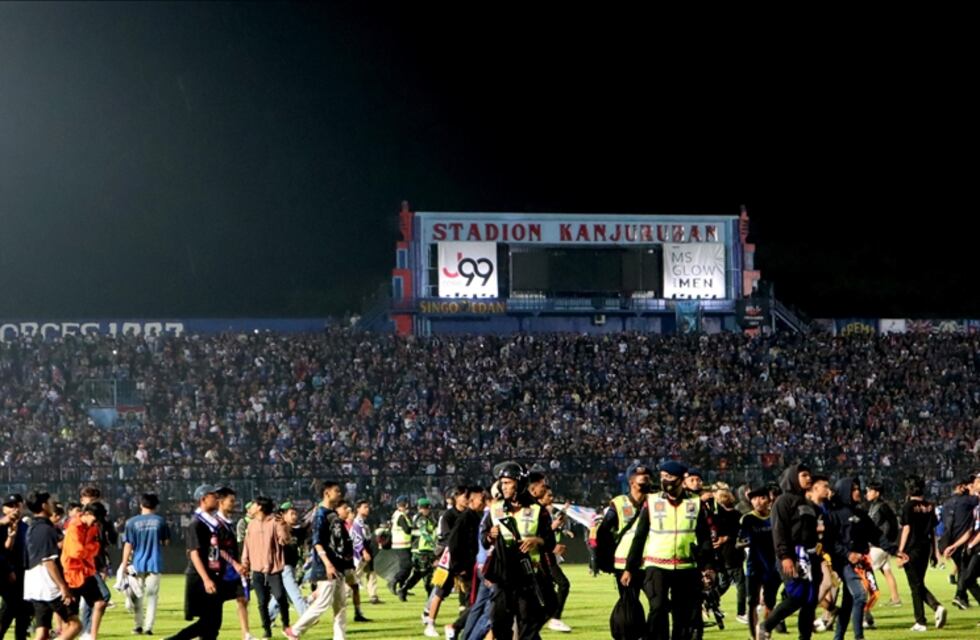 “Debieron estar abiertos”: cuál fue el increíble error de seguridad en la tragedia de Indonesia