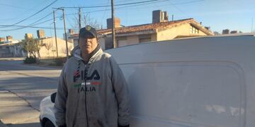 Mariano vive en su camioneta y sobrevive vendiendo fiambres.