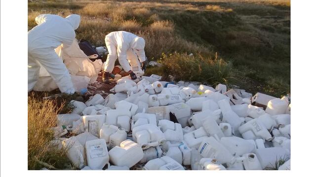 Bidones de agroquímicos arrojados indebidamente sobre la ruta 75