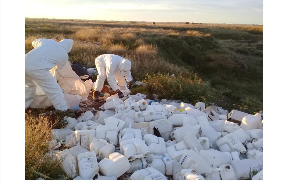 Gestión Ambiental recolectó bidones de agroquímicos arrojados sobre la ruta 75