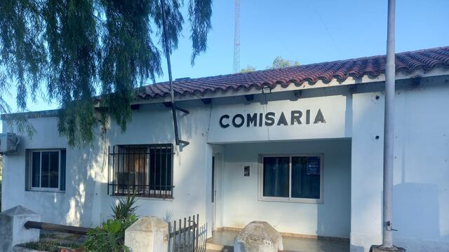 La seccional se ubica sobre la Ruta Provincial 1.