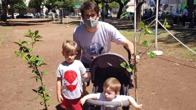 Cuidar un árbol junto a un hijo, un regalo de la vida