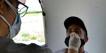 31 Enero 2022. Sociedad
Conflicto del Transporte de cargas internacional hacia CHile. Zé Lopes  camionero de Brasil se realiza el PCR en un puesto a la vera de la ruta 
Más de 3000 camioneros esperan en la Ruta Internacional 7, esperan cruzar hacia Chile
El conflicto comenzó como una medida de fuerza de trabajadores del control fronterizo Los Libertadores (del lado chileno del paso internacional Cristo Redentor) por un brote de Covid entre el personal del complejo trasandino. Luego, las autoridades chilenas decidieron profundizar el control sanitario debido al aumento de casos de coronavirus en el vecino país y por ello tomaron la decisión de testear a todos los transportistas.
Foto: Orlando Pelichotti / Los Andes