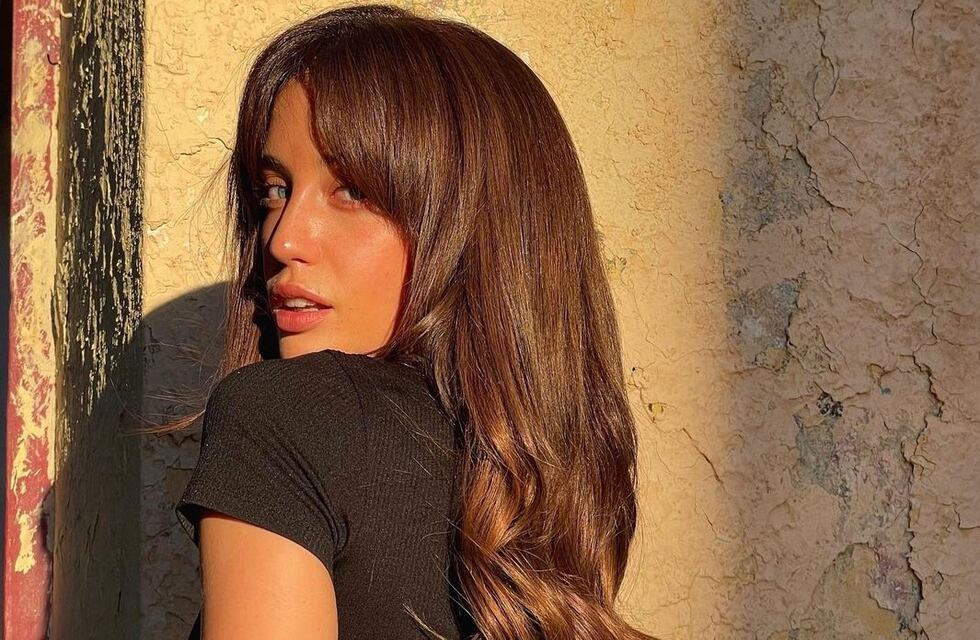 En top y mini short, María Pedraza posó desde el piso