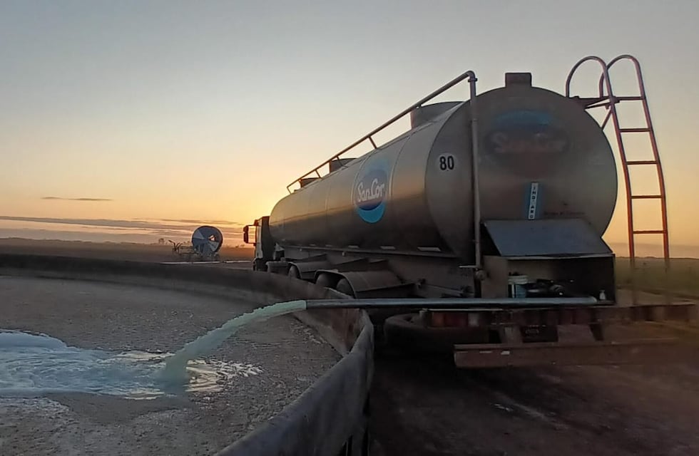 SanCor: manifestaciones de CARSFE y la Rural de Rafaela tras el derrame de leche antes de que ATILRA suspenda las medidas de fuerza