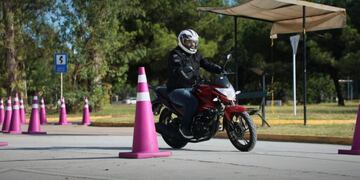 Cómo es el nuevo examen para sacar la licencia de conducir de motos en CABA.