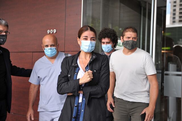 Zulemita y Carlos Nahir, a la salida del Sanatorio Los Arcos, donde se encontraba internado Carlos Menem.