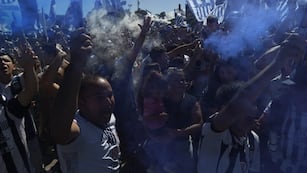 Los hinchas de Talleres en la previa del clásico. (Ramiro Pereyra / La Voz)