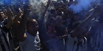 Los hinchas de Talleres en la previa del clásico. (Ramiro Pereyra / La Voz)