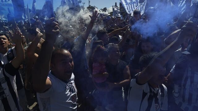 Los hinchas de Talleres en la previa del clásico. (Ramiro Pereyra / La Voz)
